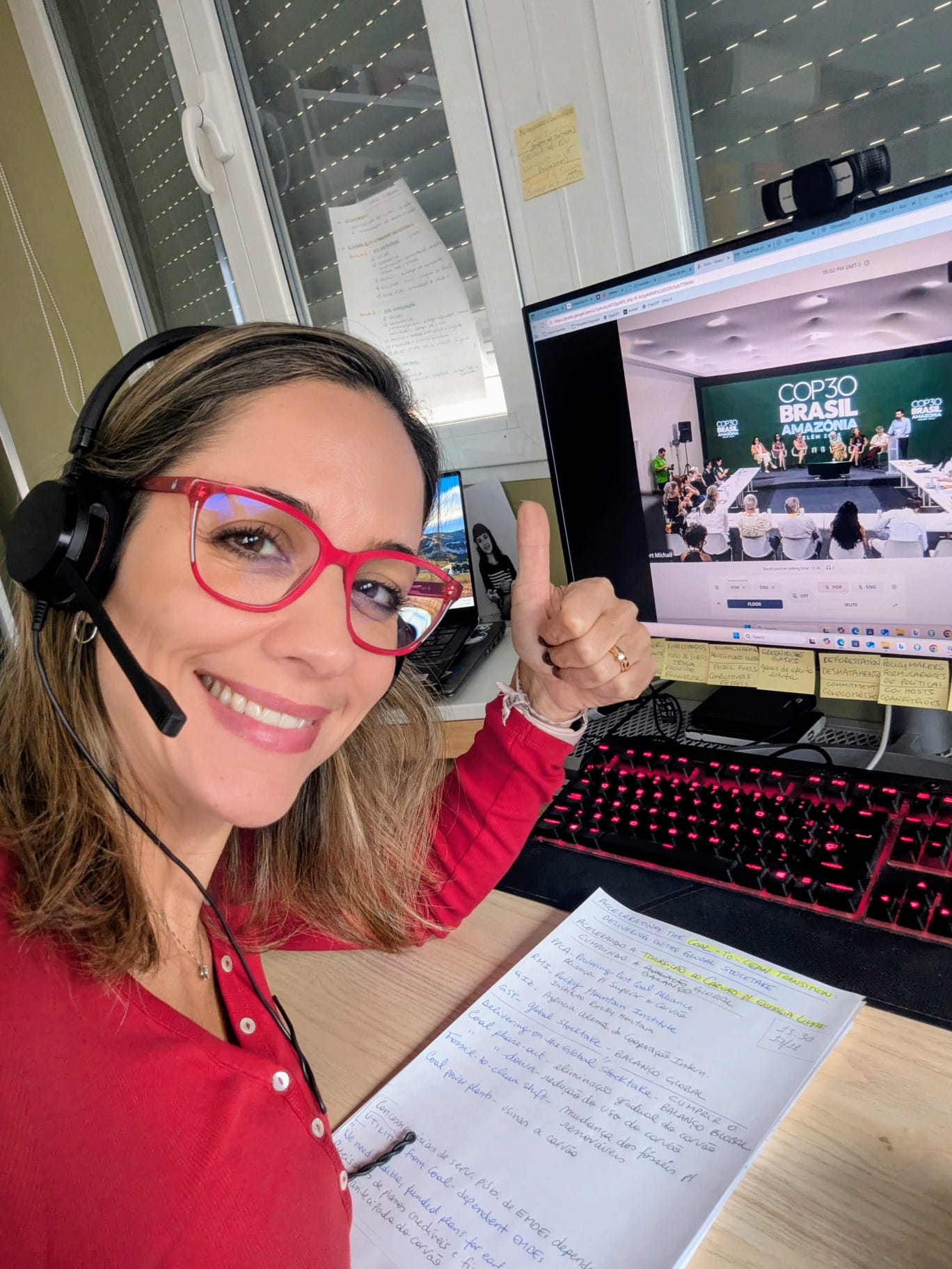 Susi de Albuquerque interpretando en cabina virtual para conferencia climática internacional