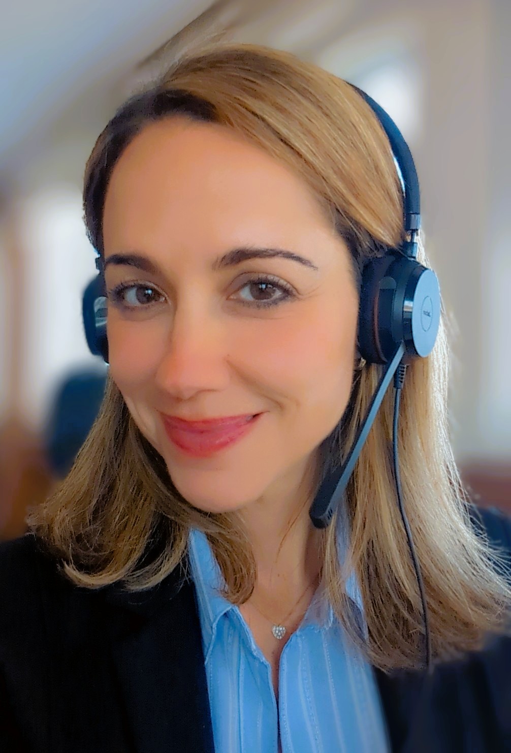 Susi de Albuquerque con auriculares de intérprete